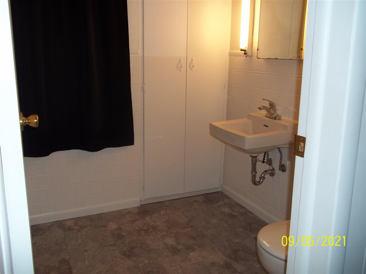 3018 South Center Road Burton, MI 48519 - Photo 10 of 14 50041815-9.JPG