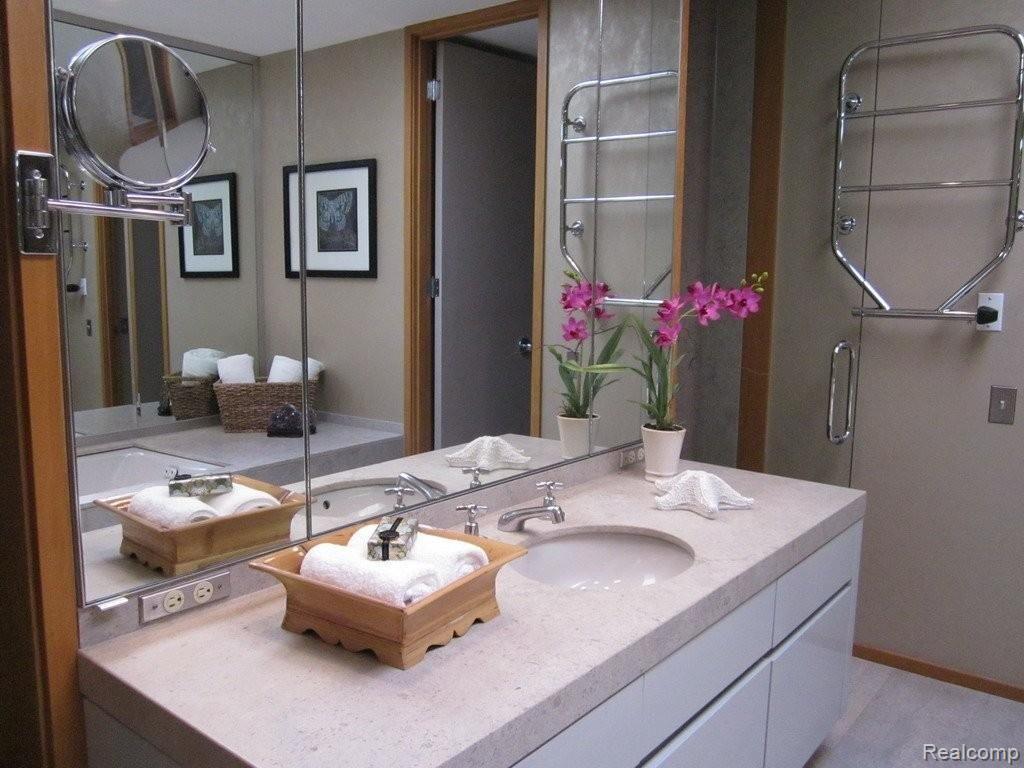 160 Chesterfield Road Bloomfield Hills, MI 48304 - Photo 20 of 25 Master Bathroom