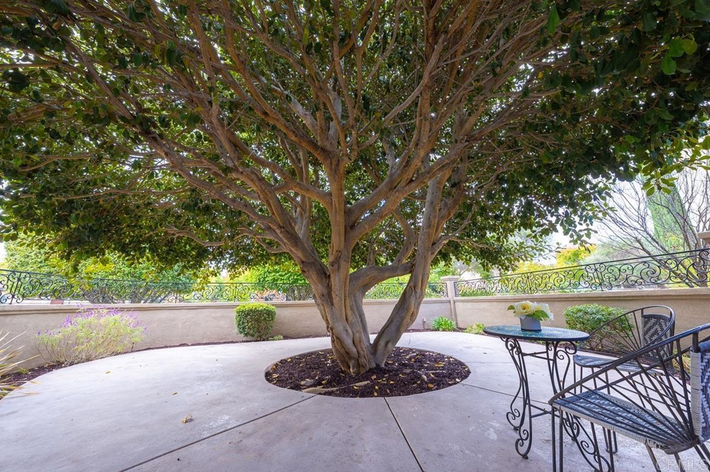 2786 Sutter Ridge Drive Chula Vista, CA 91914 - Photo 5 of 58 a view of a dining room with furniture window and wooden floor