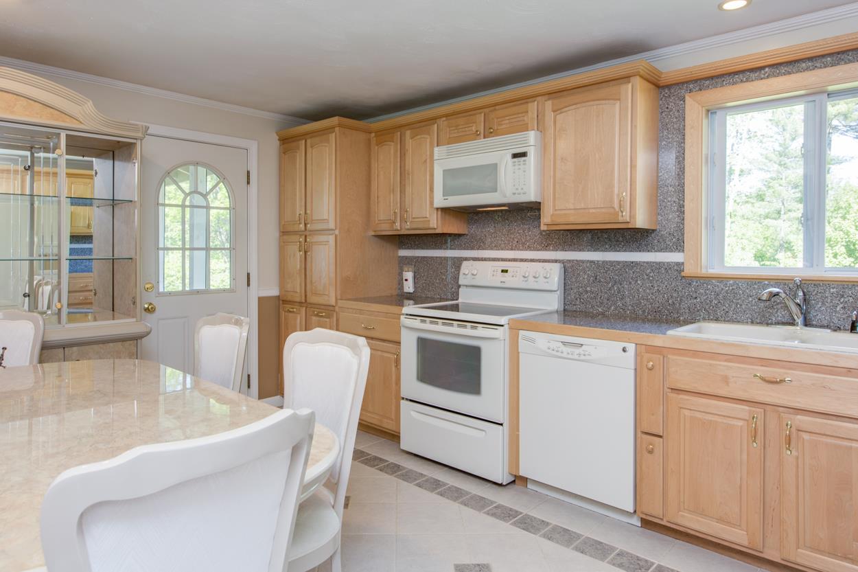 63 Hall Road Londonderry, NH 03053 - Photo 11 of 40