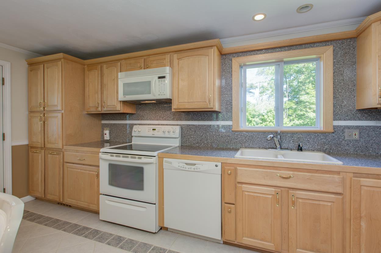63 Hall Road Londonderry, NH 03053 - Photo 12 of 40