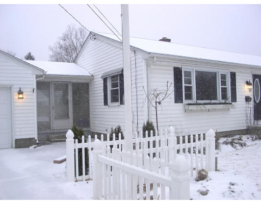 39 Frontenac Street Springfield, MA 01151 - Photo 3 of 15