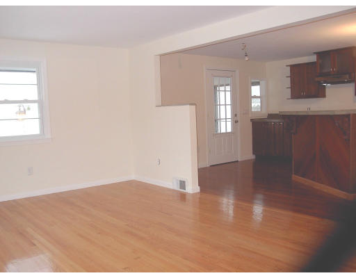 39 Frontenac Street Springfield, MA 01151 - Photo 6 of 15