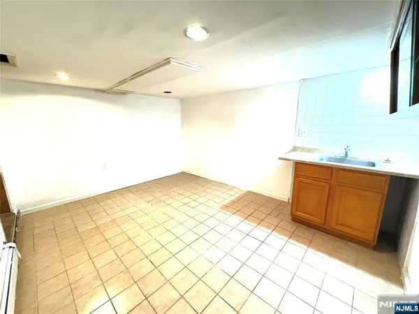 $2,950 | 527 Anthony Court, Unit 1, Lyndhurst, NJ 07071