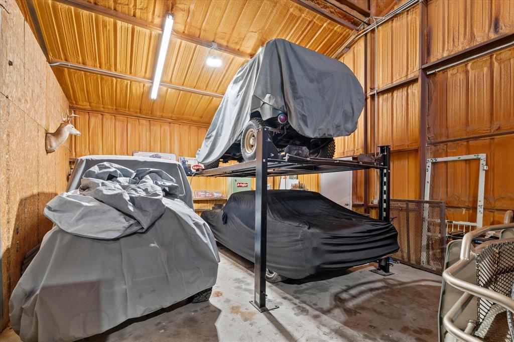 2801 Agnes Circle Springtown, TX 76082 - Photo 31 of 40 a living room with furniture