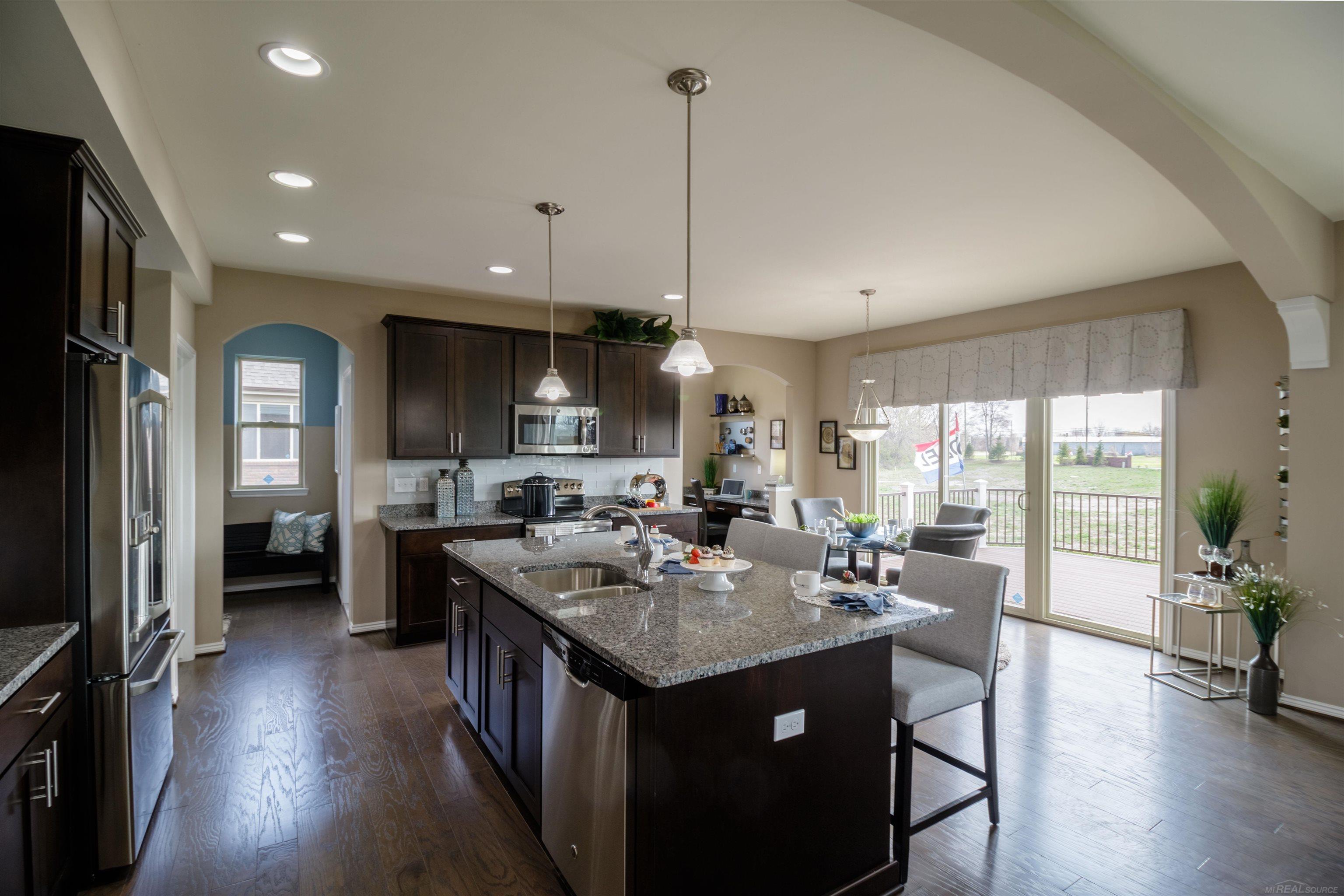 27600 Hagen Road New Baltimore, MI 48051 - Photo 12 of 31 Kitchen and Dining