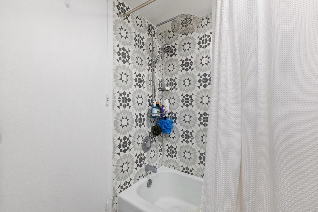 16 East Old Willow Road, Unit 424S Prospect Heights, IL 60070 - Photo 10 of 24 a bathroom with a bathtub and shower curtain