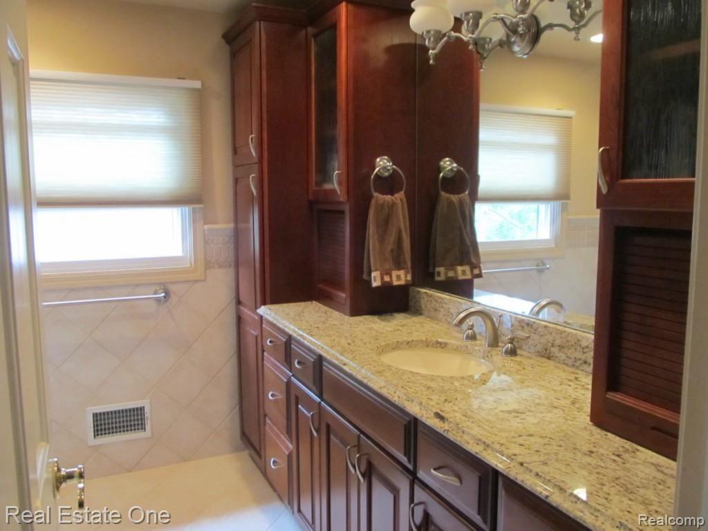 1864 Carter Road Rochester, MI 48306 - Photo 20 of 29 Photo 35.jpg