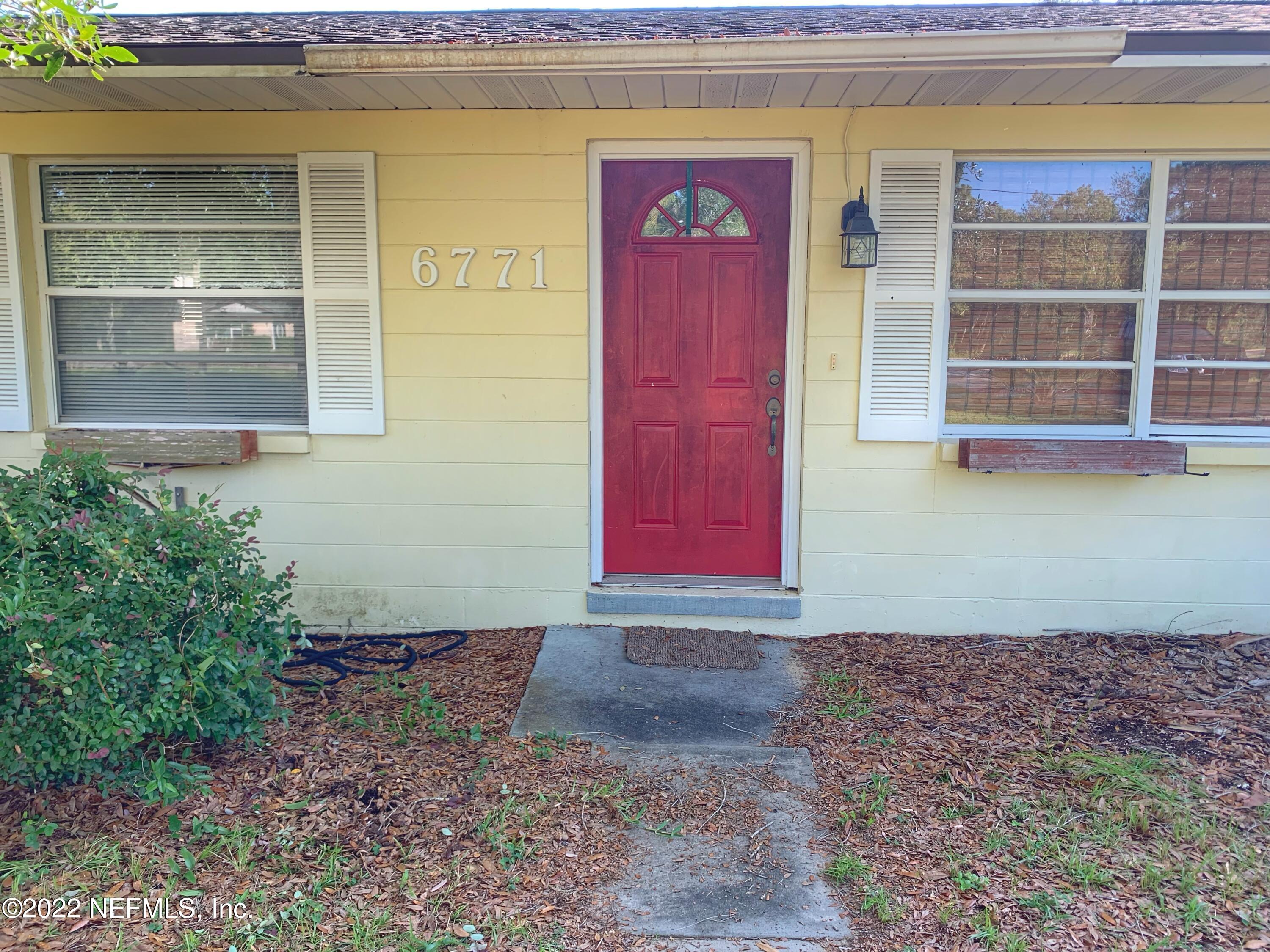 6771 Deer Springs Road Keystone Heights, FL 32656 - Photo 1 of 23 a front view of a house with a yard