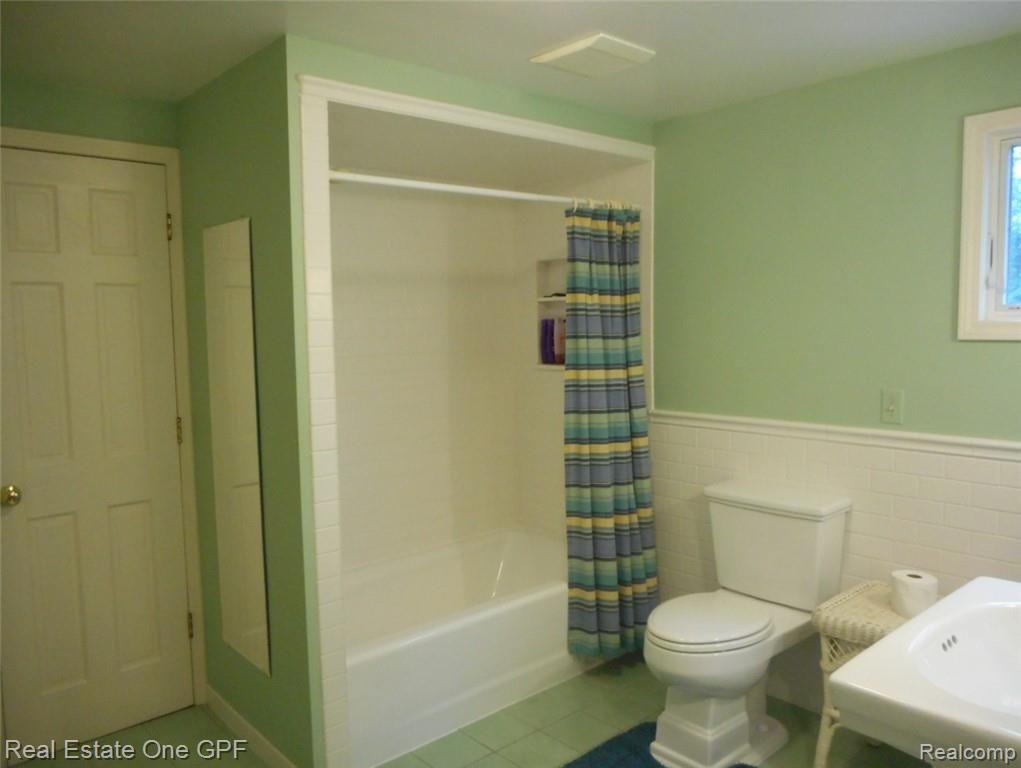 1099 Hawthorne Road Grosse Pointe Woods, MI 48236 - Photo 14 of 16