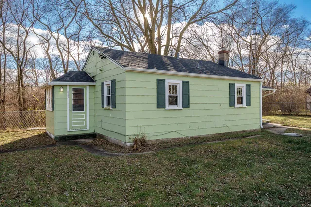a view of a house with a yard