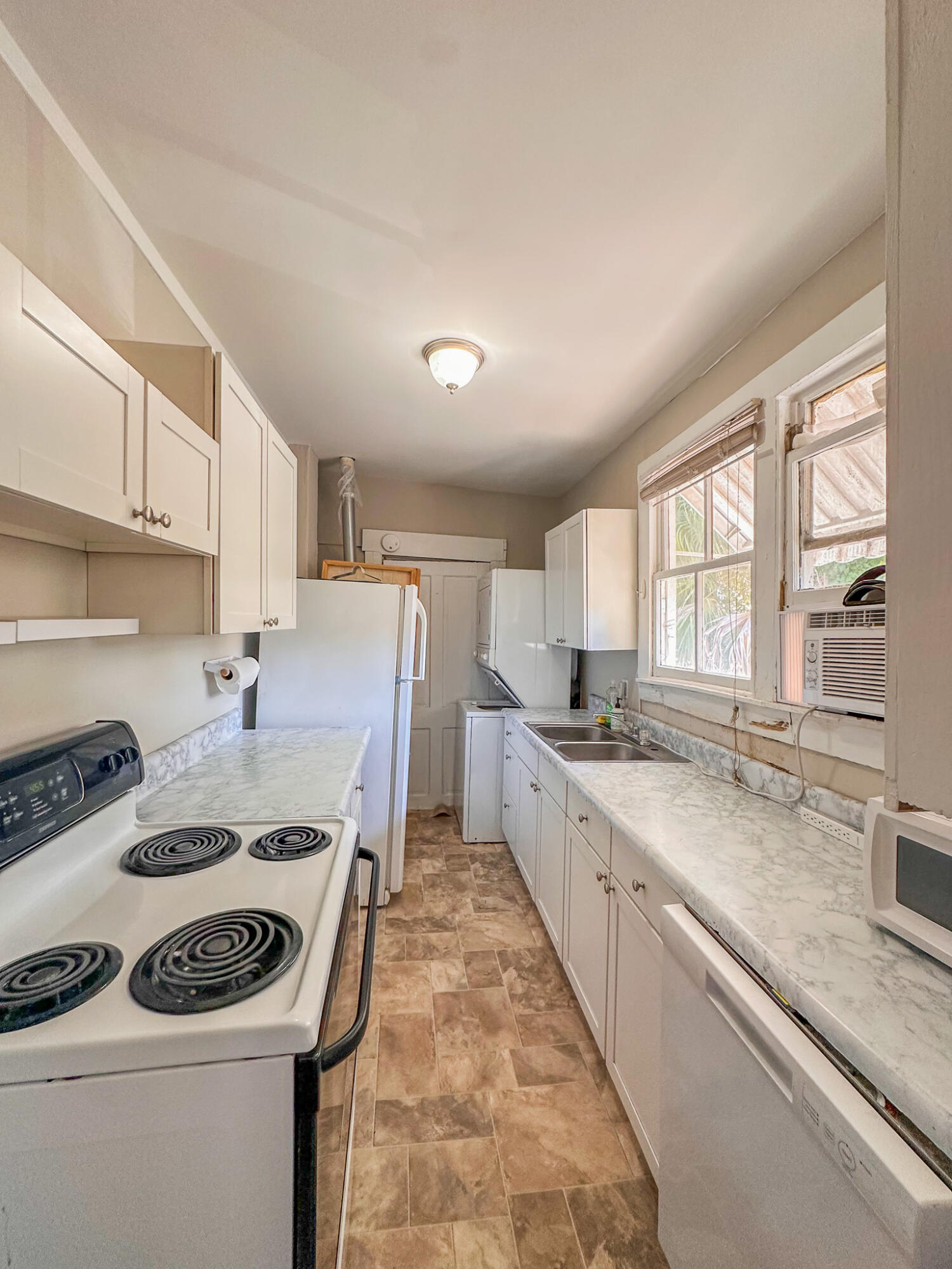 7 Bee Street, Unit B Charleston, SC 29403 - Photo 6 of 15 IMG_4136