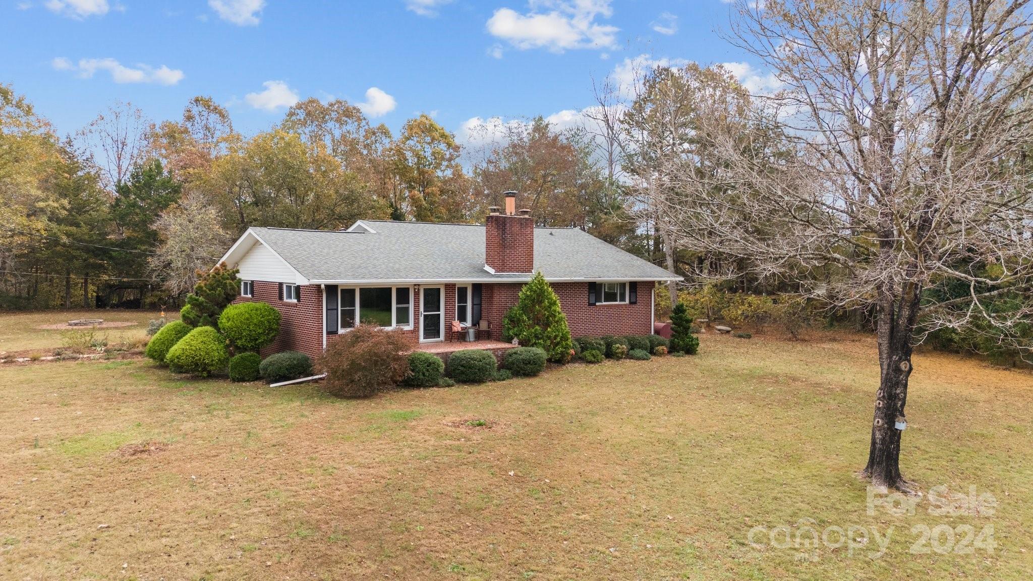 1401 Union Road Rutherfordton, NC 28139 - Photo 4 of 43 a front view of a house with a yard