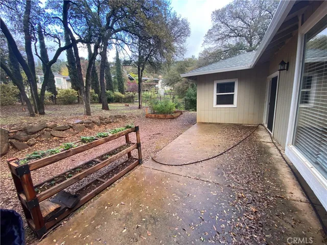 a view of backyard with trees and outdoor space