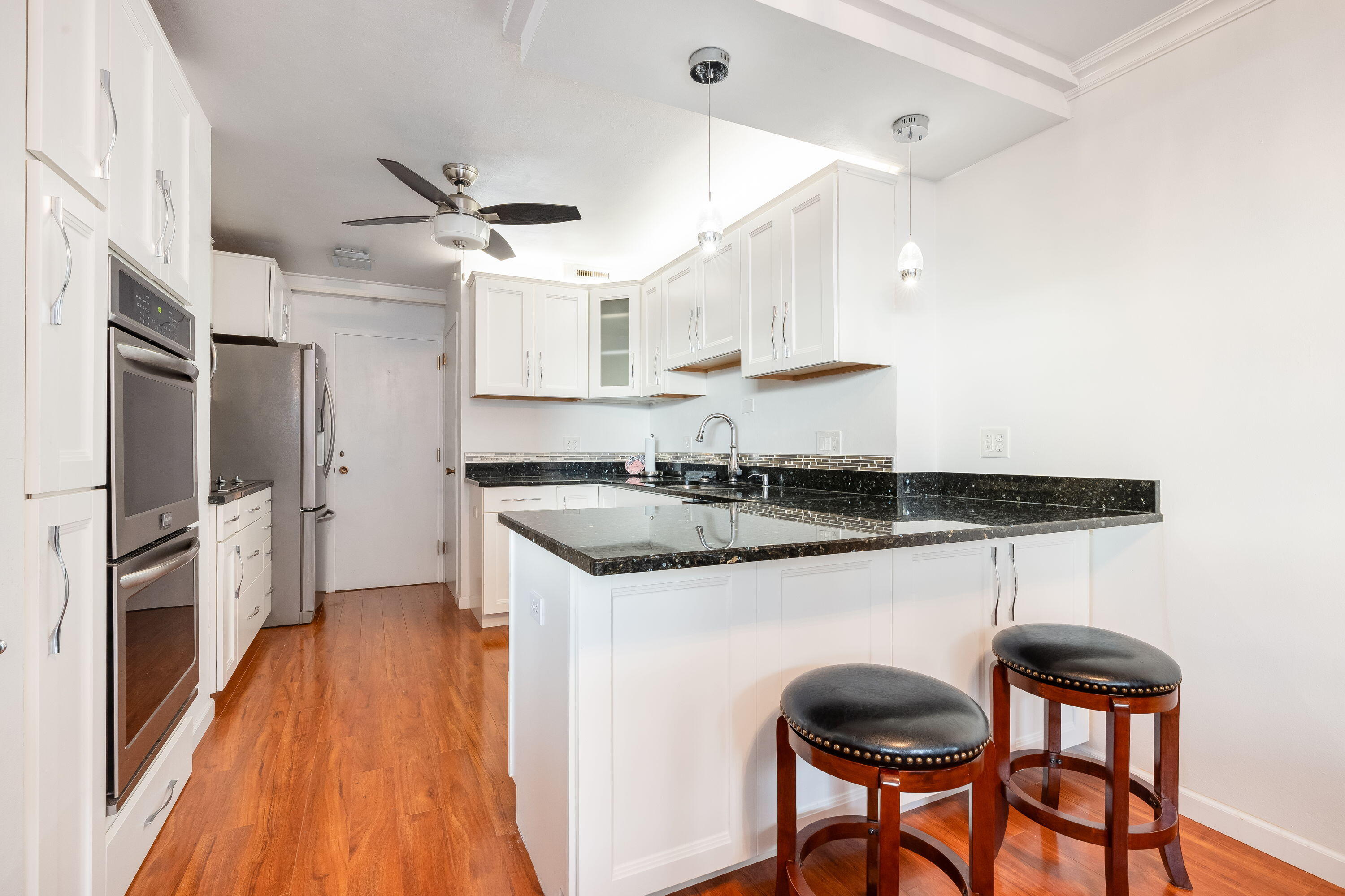 1610 North Prospect Avenue, Unit 903 Milwaukee, WI 53202 - Photo 6 of 25 Kitchen
