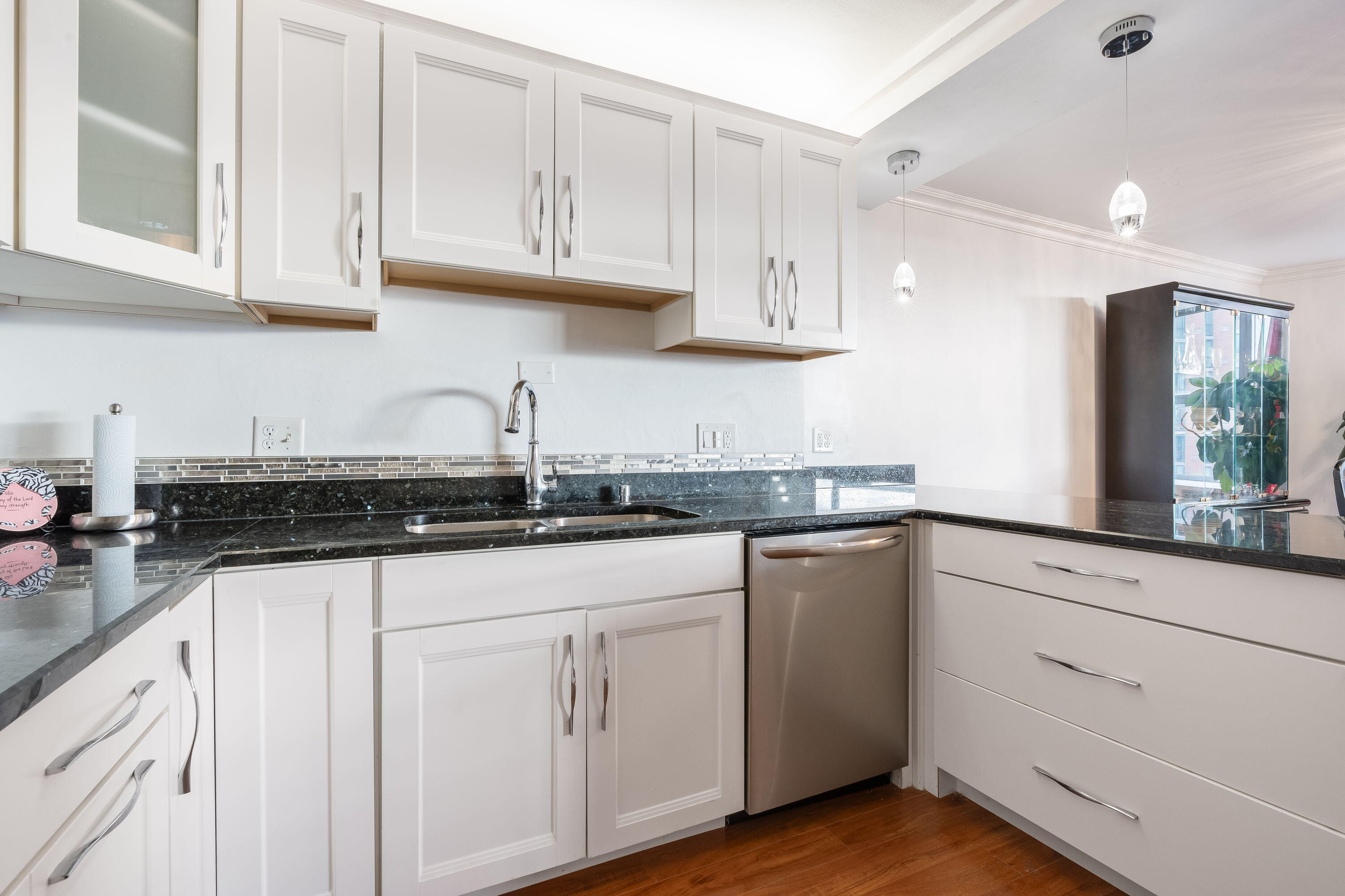 1610 North Prospect Avenue, Unit 903 Milwaukee, WI 53202 - Photo 8 of 25 Kitchen