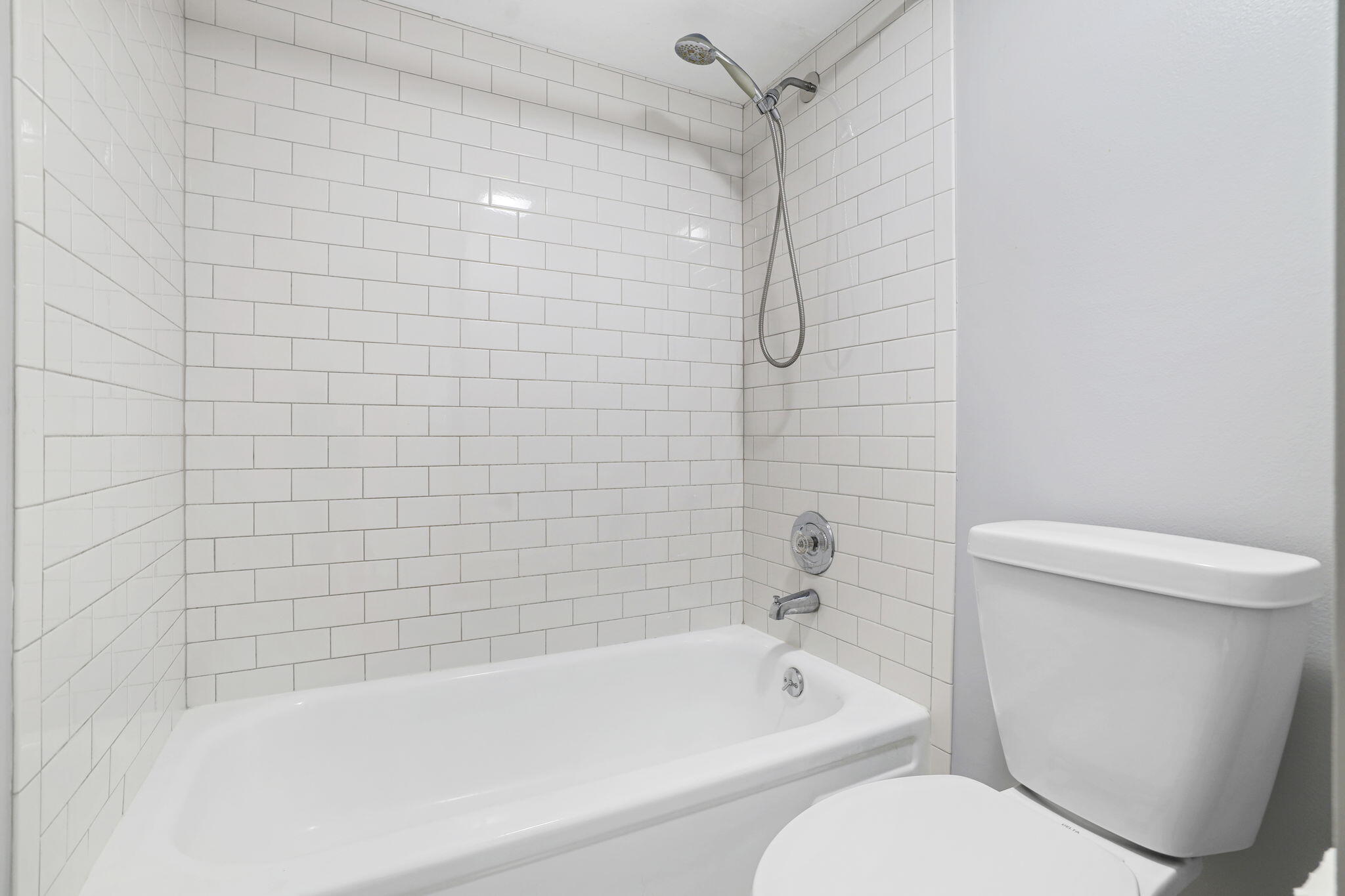 617 6th Lane Palm Beach Gardens, FL 33418 - Photo 27 of 49 a bathroom with a toilet and bathtub