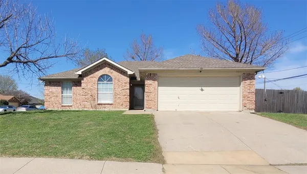$2,050 | 865 West Lynn Creek Drive, Arlington, TX 76001