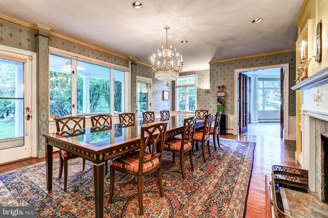 a view of a backyard with fountain