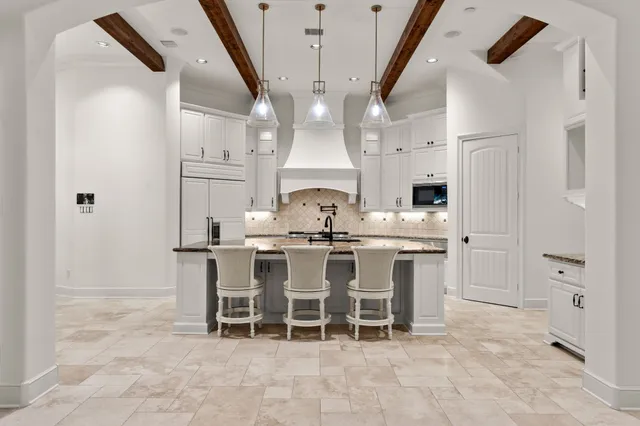 $2,725,000 | 10 Maroon Creek Court, The Woodlands, TX 77389