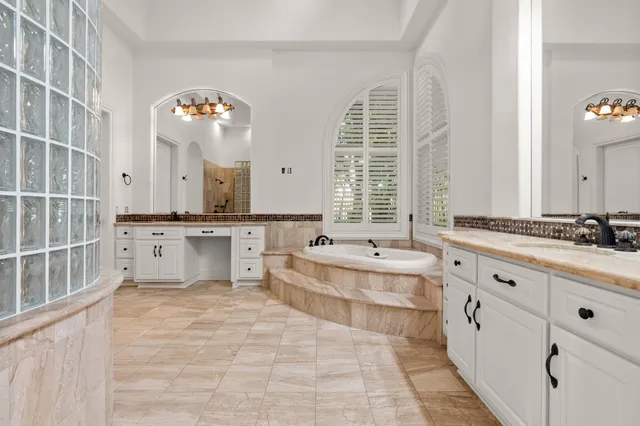 $2,725,000 | 10 Maroon Creek Court, The Woodlands, TX 77389