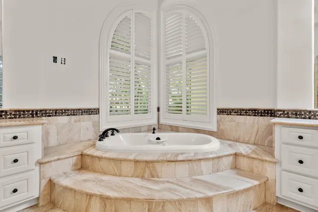 $2,725,000 | 10 Maroon Creek Court, The Woodlands, TX 77389