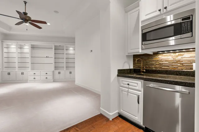 $2,725,000 | 10 Maroon Creek Court, The Woodlands, TX 77389