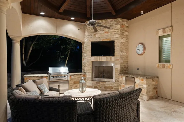 $2,725,000 | 10 Maroon Creek Court, The Woodlands, TX 77389