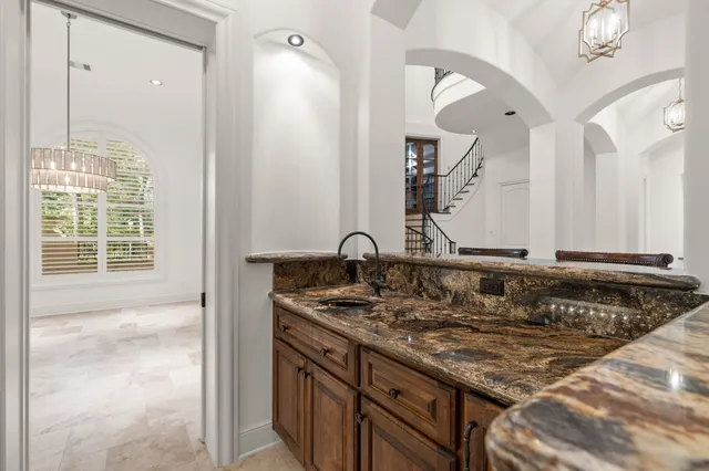 $2,725,000 | 10 Maroon Creek Court, The Woodlands, TX 77389
