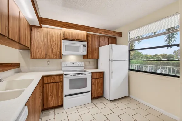 $229,000 | 6049 Balboa Circle, Unit 205, Boca Raton, FL 33433
