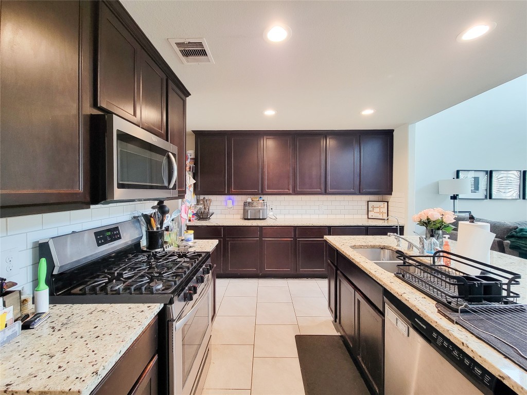 8003 Ecru Lane Rosharon, TX 77583 - Photo 2 of 35 Granite counters, stainless appliances