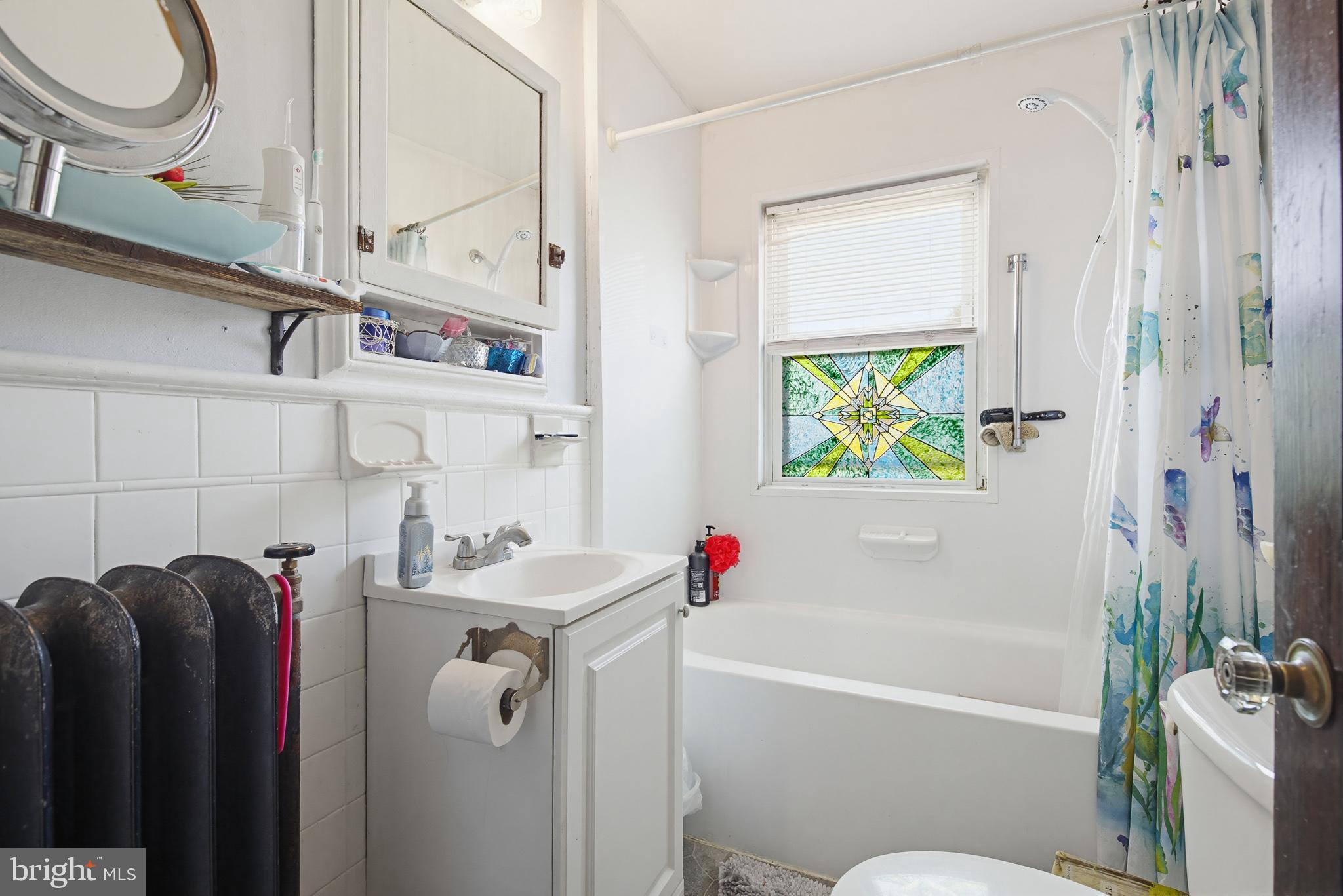 306 East High Street Manheim, PA 17545 - Photo 16 of 20 Full Bathroom