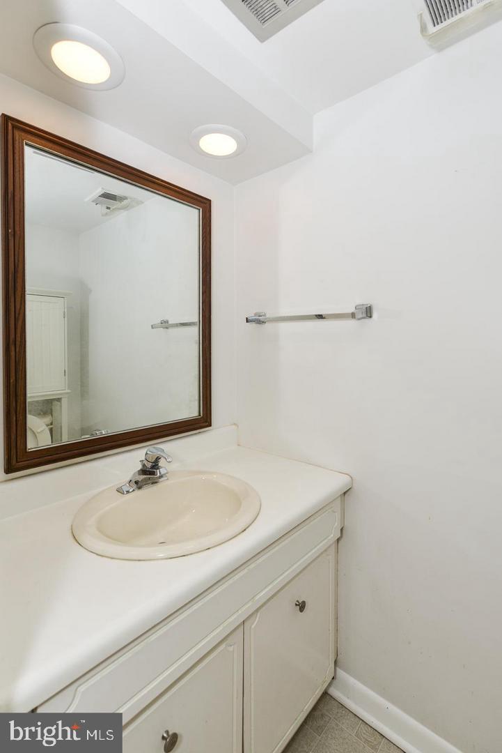 1860 Golf View Court Reston, VA 20190 - Photo 18 of 30 Gallery Image 18