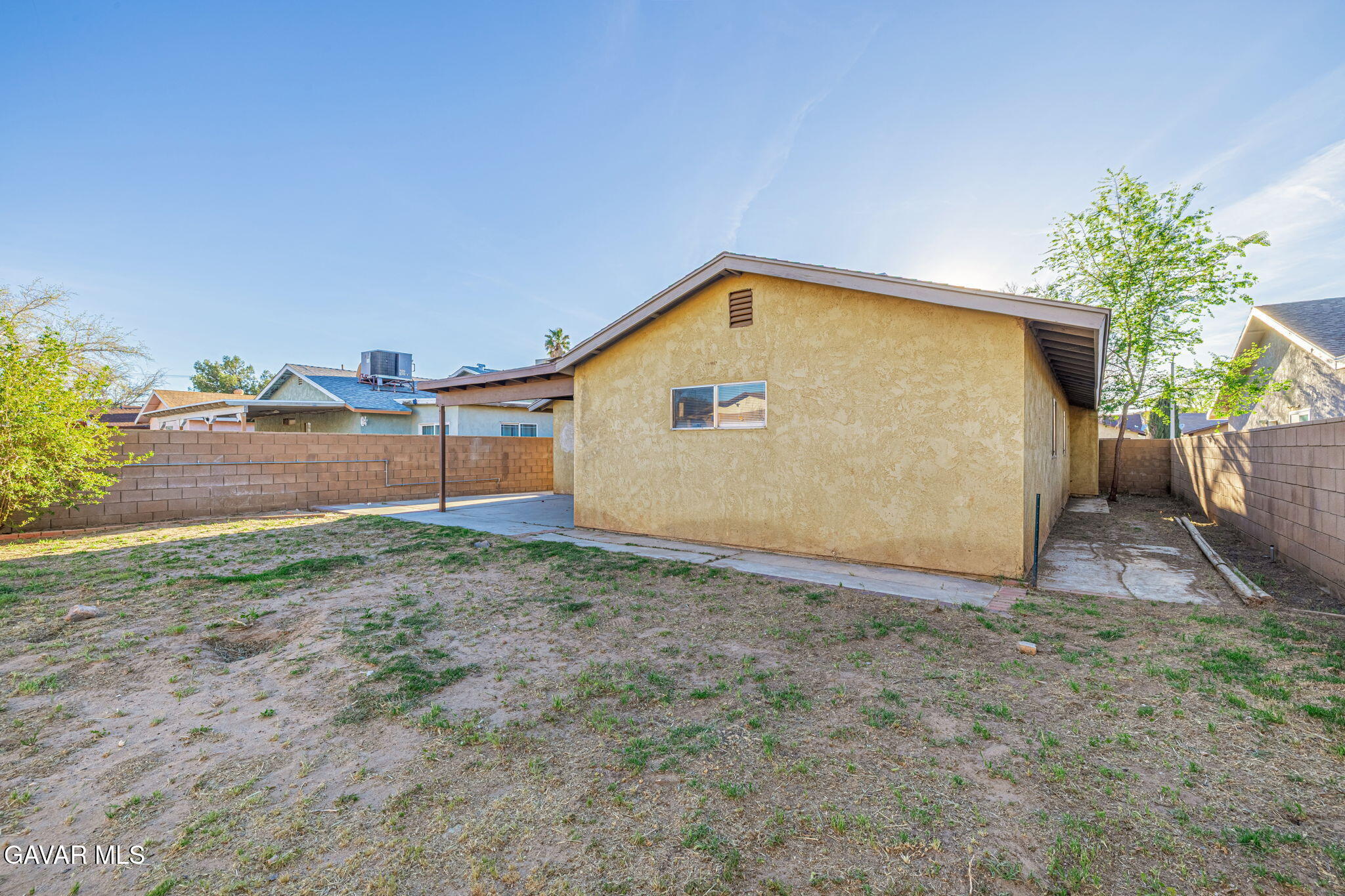 44422 Sancroft Avenue Lancaster, CA 93535 - Photo 31 of 35 a view of backyard of house and garage