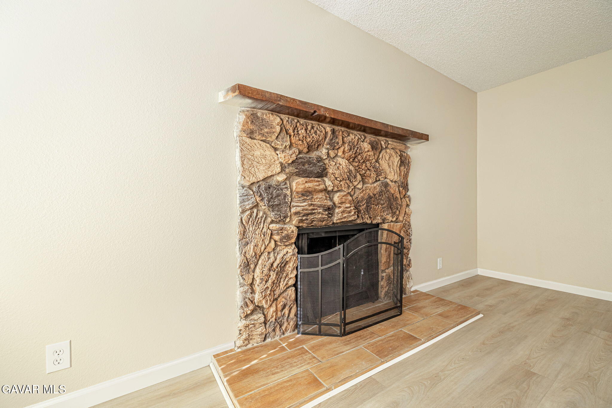 44422 Sancroft Avenue Lancaster, CA 93535 - Photo 10 of 35 a living room with a fireplace