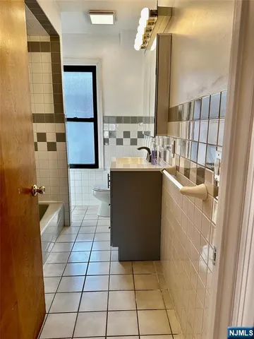 $3,200 | 227 Hamilton Avenue, Unit 2, Hasbrouck Heights, NJ 07604