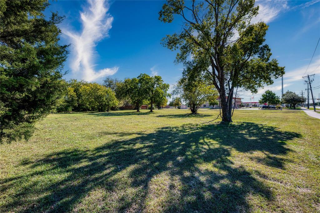 2640 North Shiloh Road Garland, TX 75044 - Photo 6 of 17 a view of yard with green space