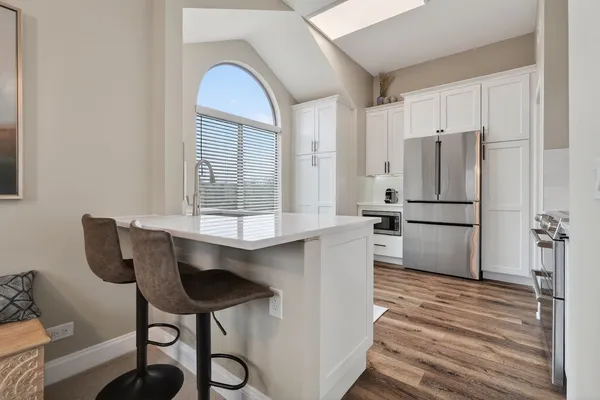 $465,000 | 962 Shoreline Road, Unit 898, Lake Barrington, IL 60010