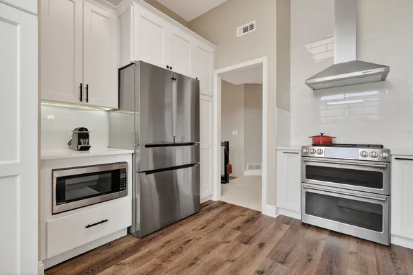 $465,000 | 962 Shoreline Road, Unit 898, Lake Barrington, IL 60010