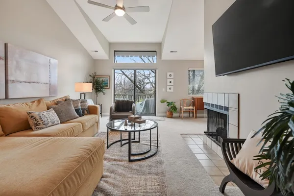 $465,000 | 962 Shoreline Road, Unit 898, Lake Barrington, IL 60010