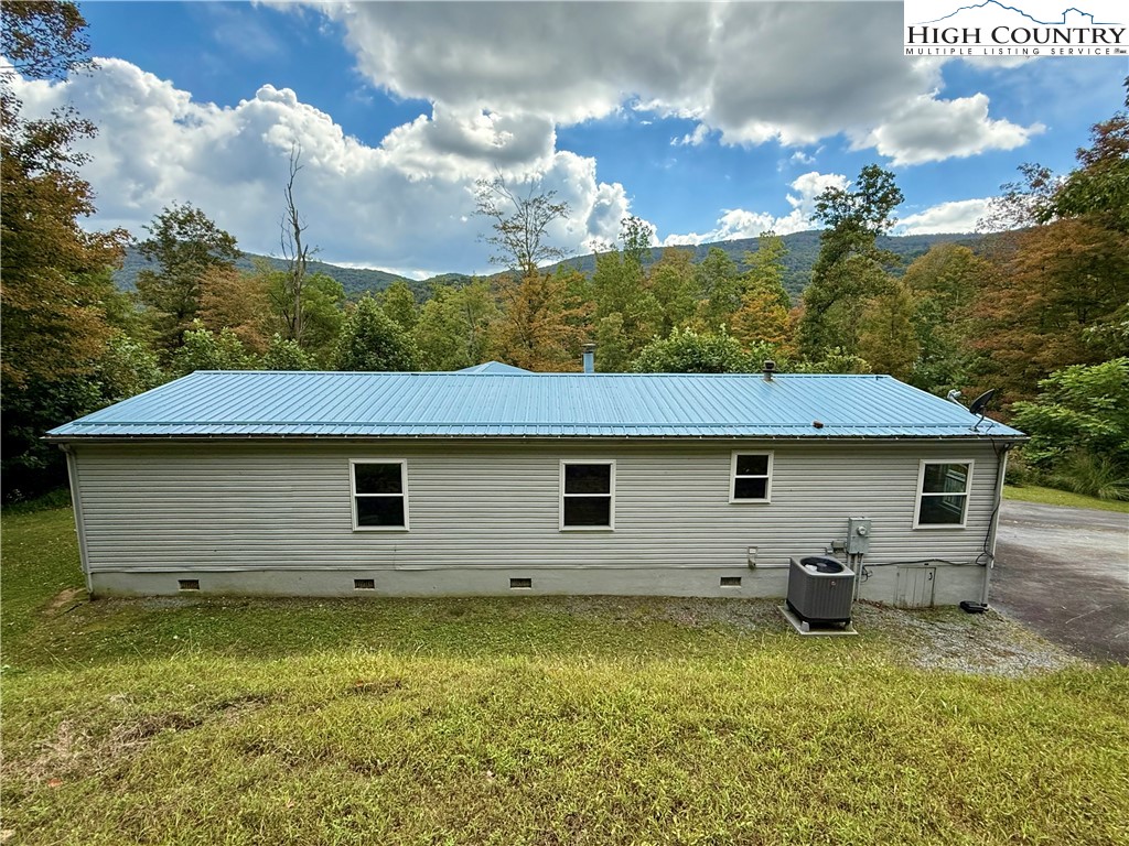 304 The Mulberry Cove Road Boone, NC 28607 - Photo 42 of 45 a backyard of a house with table and chairs