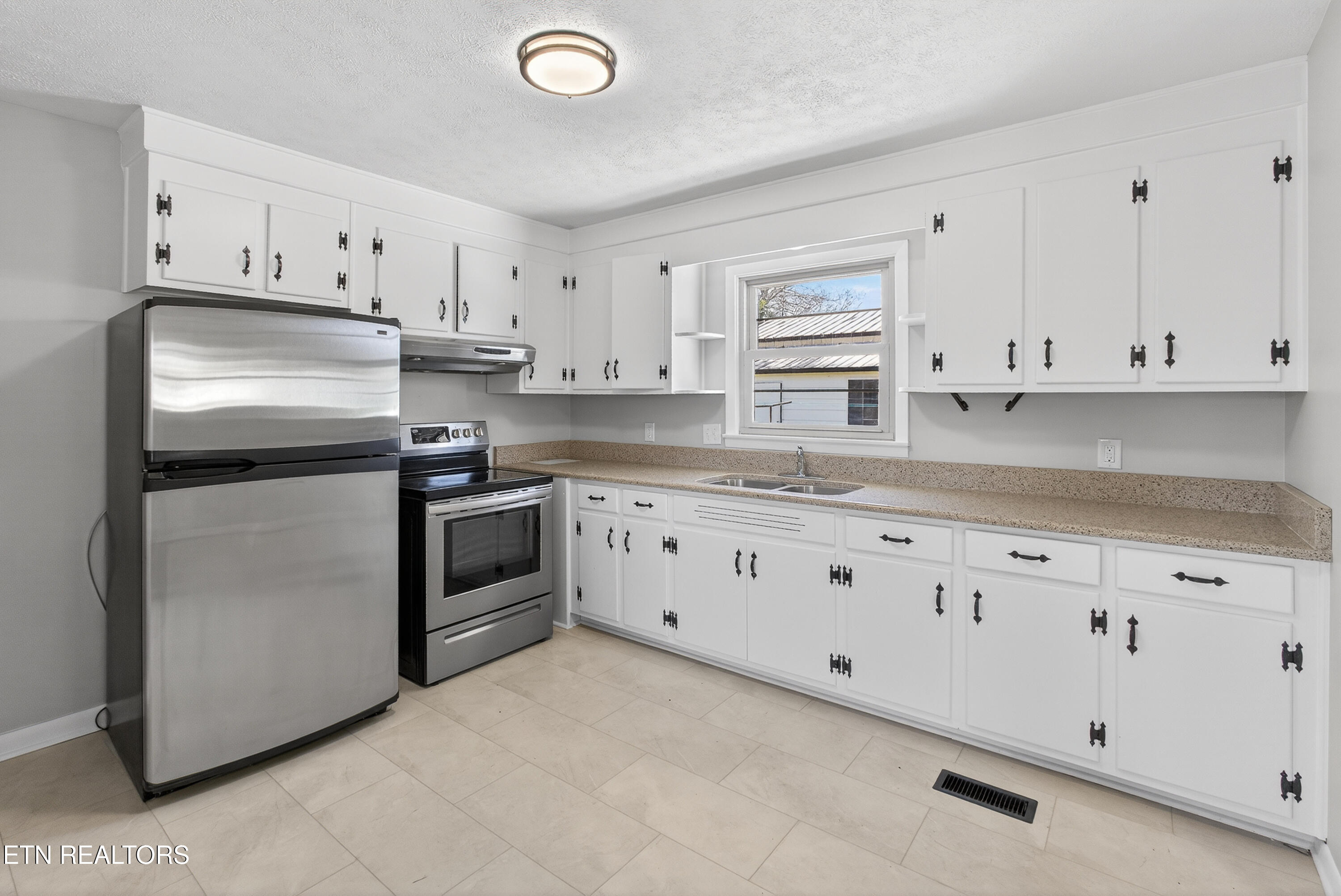 1715 Levy Drive Powell, TN 37849 - Photo 4 of 16 LB1A4865-2