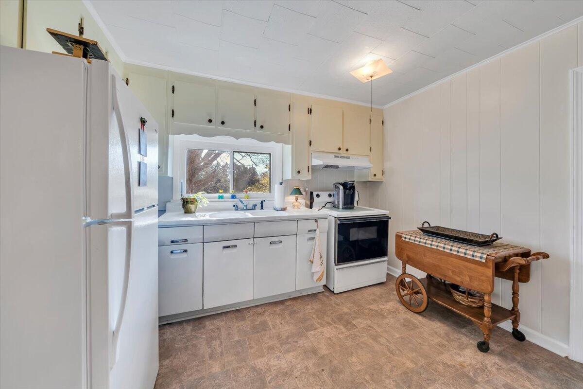 825 Knob Church Road Henry, VA 24102 - Photo 4 of 61 10-MIB04884