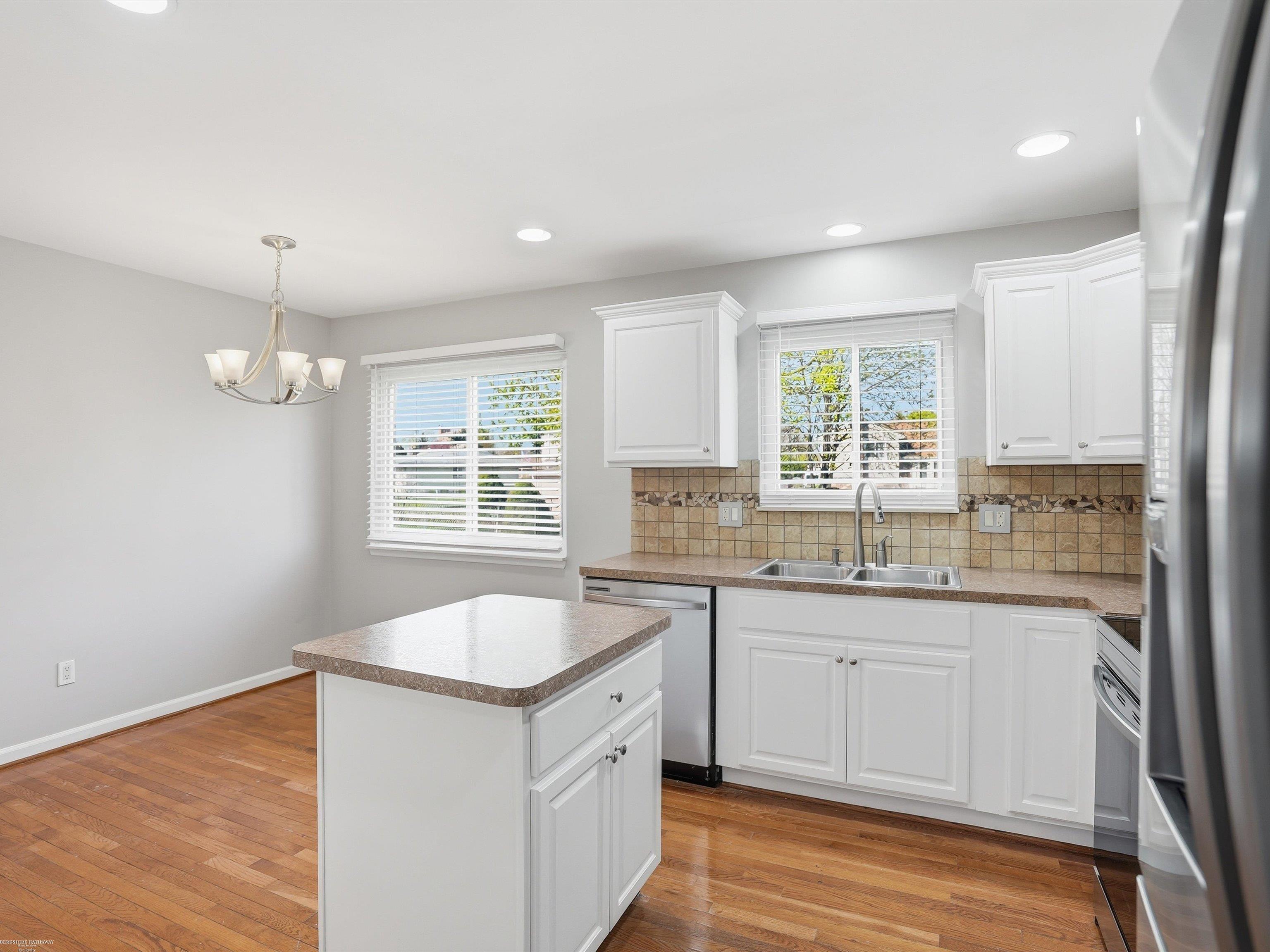 1405 Shaker Street Troy, MI 48083 - Photo 5 of 51 50205374-10097d55-d11e-4985-a7f6-c825c8d04986.JPG