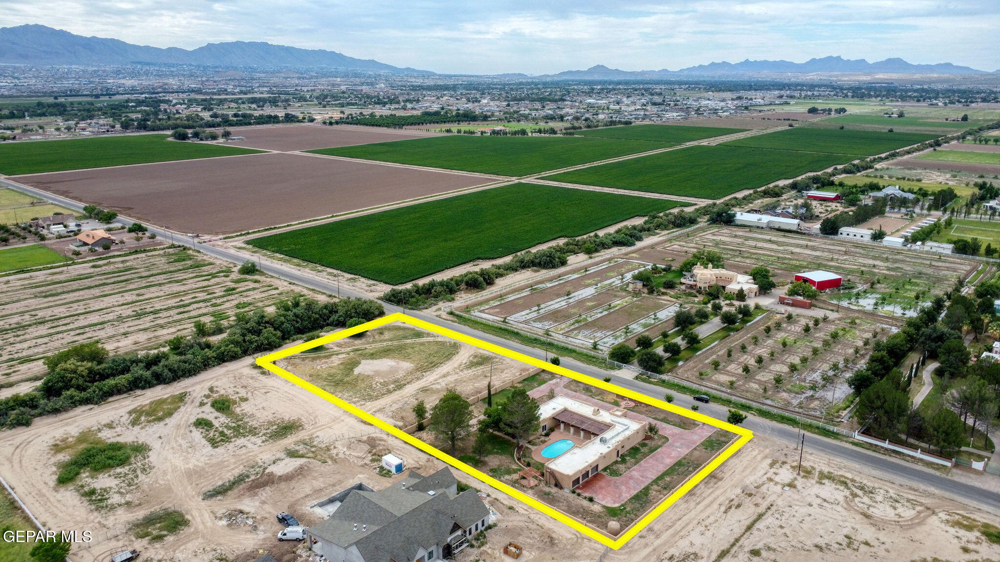 1067 Gardner Road El Paso, TX 79932 - Photo 48 of 59 a view of a tennis court with a mountain
