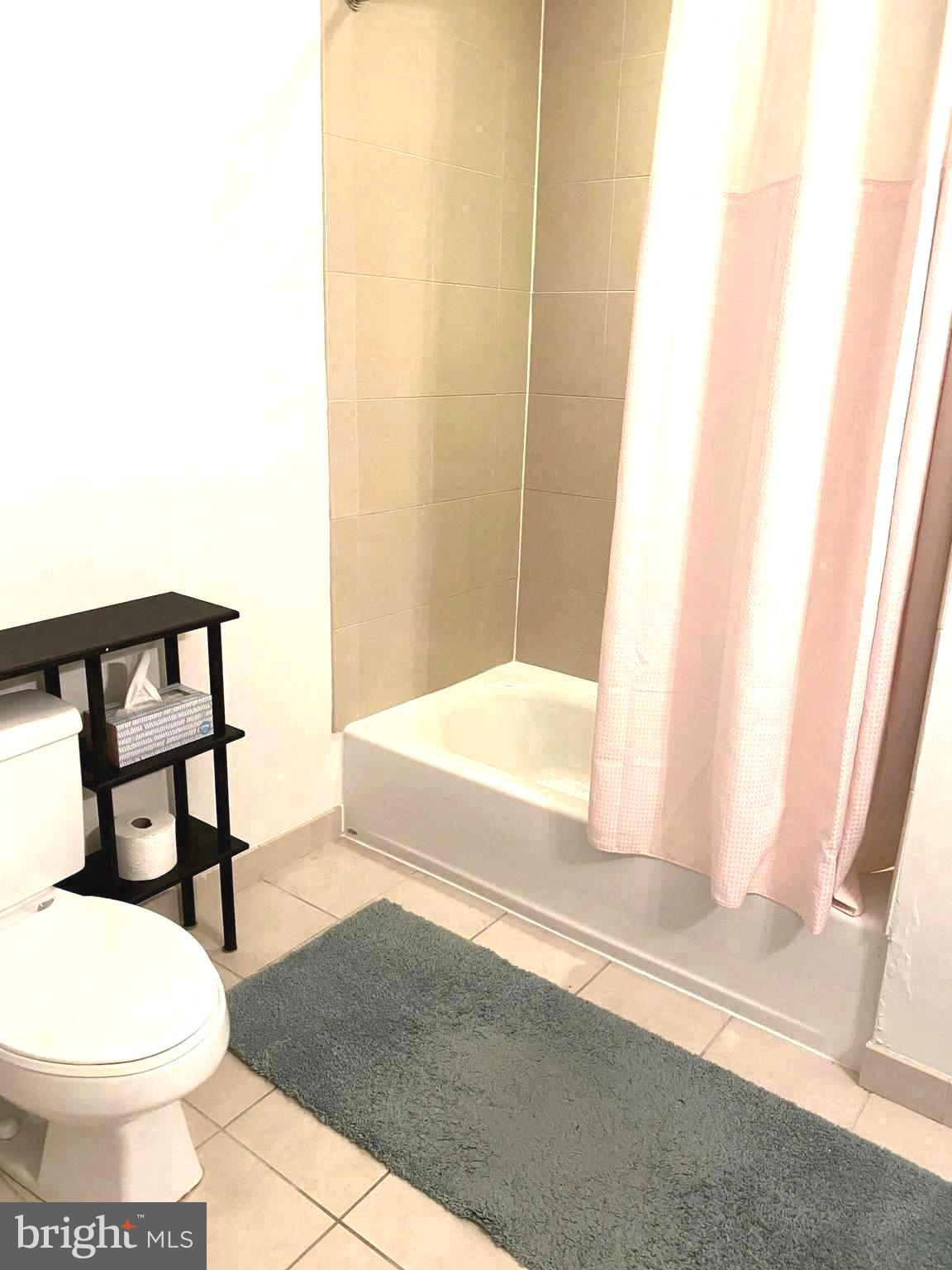 1600-18 Arch Street, Unit 706 Philadelphia, PA 19103 - Photo 10 of 19 a bathroom with a toilet and a tub