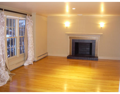 24 Smith Street, Unit 31 ENSIGN R Needham, MA 02492 - Photo 3 of 8 Gallery Image 3