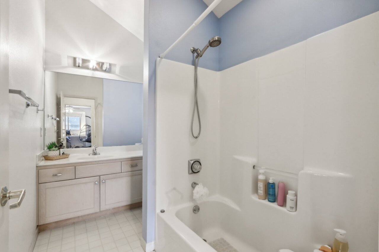 14048 Waters Edge Trail New Berlin, WI 53151 - Photo 20 of 34 2nd Full Bath Upstairs