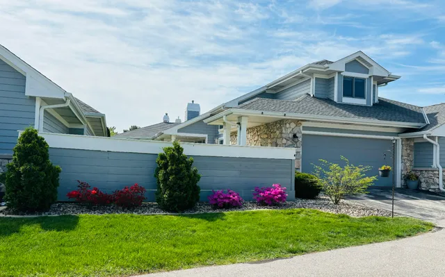 $489,900 | 14048 Waters Edge Trail, New Berlin, WI 53151