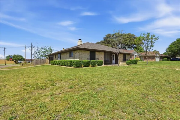 $319,900 | 1910 Green Meadow Court, Arlington, TX 76013
